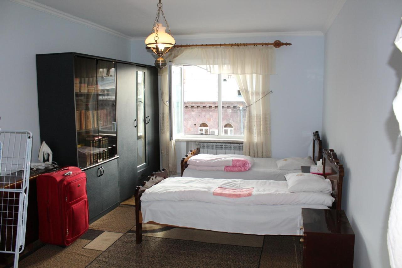 Super Location - Shared Bathroom And Kitchen Erevan Exterior foto
